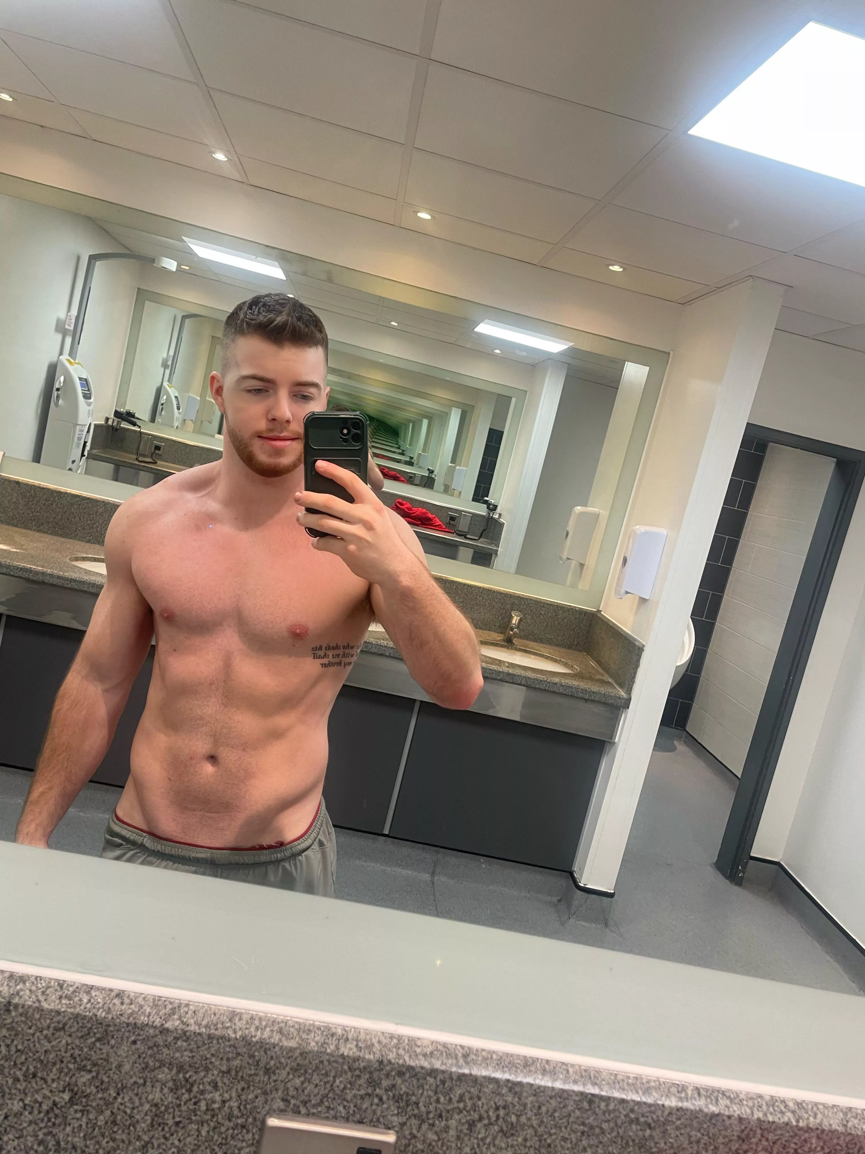 Fresh cut, gym on a Sunday, lets have a good one guys!🏳️🌈 Fresh cut, gym on a Sunday, lets have a good one guys!🏳️🌈