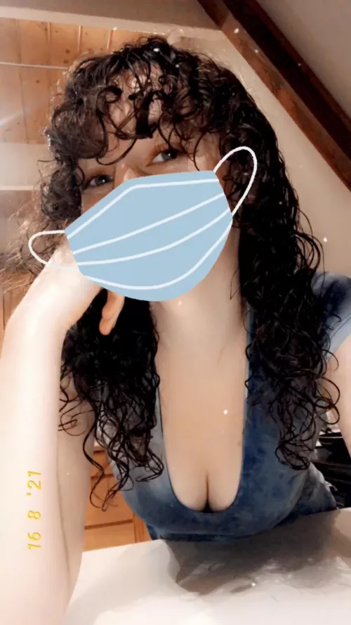 Fresh new bangs and some good cleavage 😘