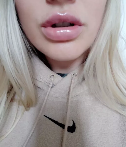 Fresh off the needle. Juicy lips💋