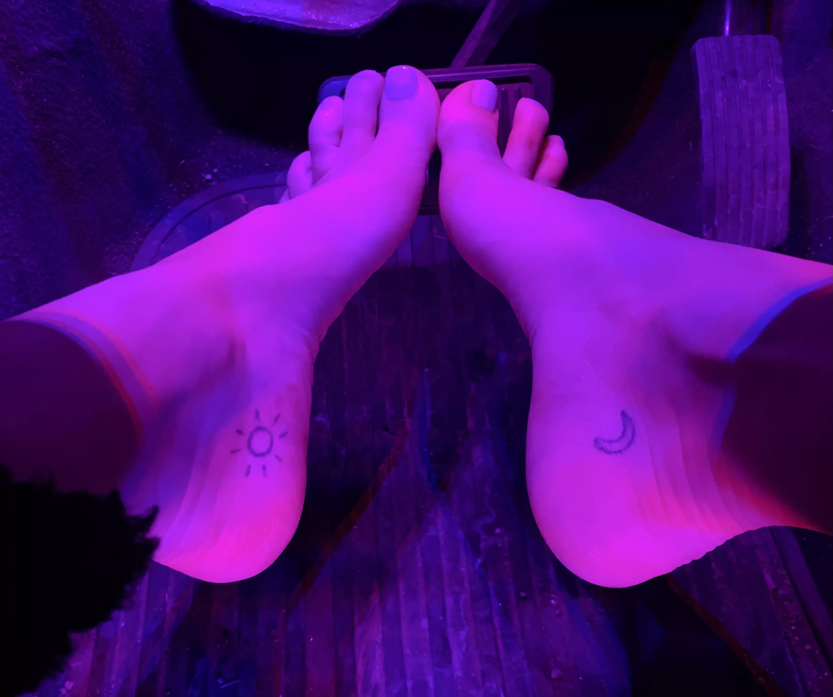 fresh pedi had to get a pic in the car i couldn’t resist