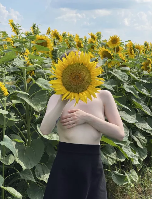 fun fact i never wear bras outside🙈