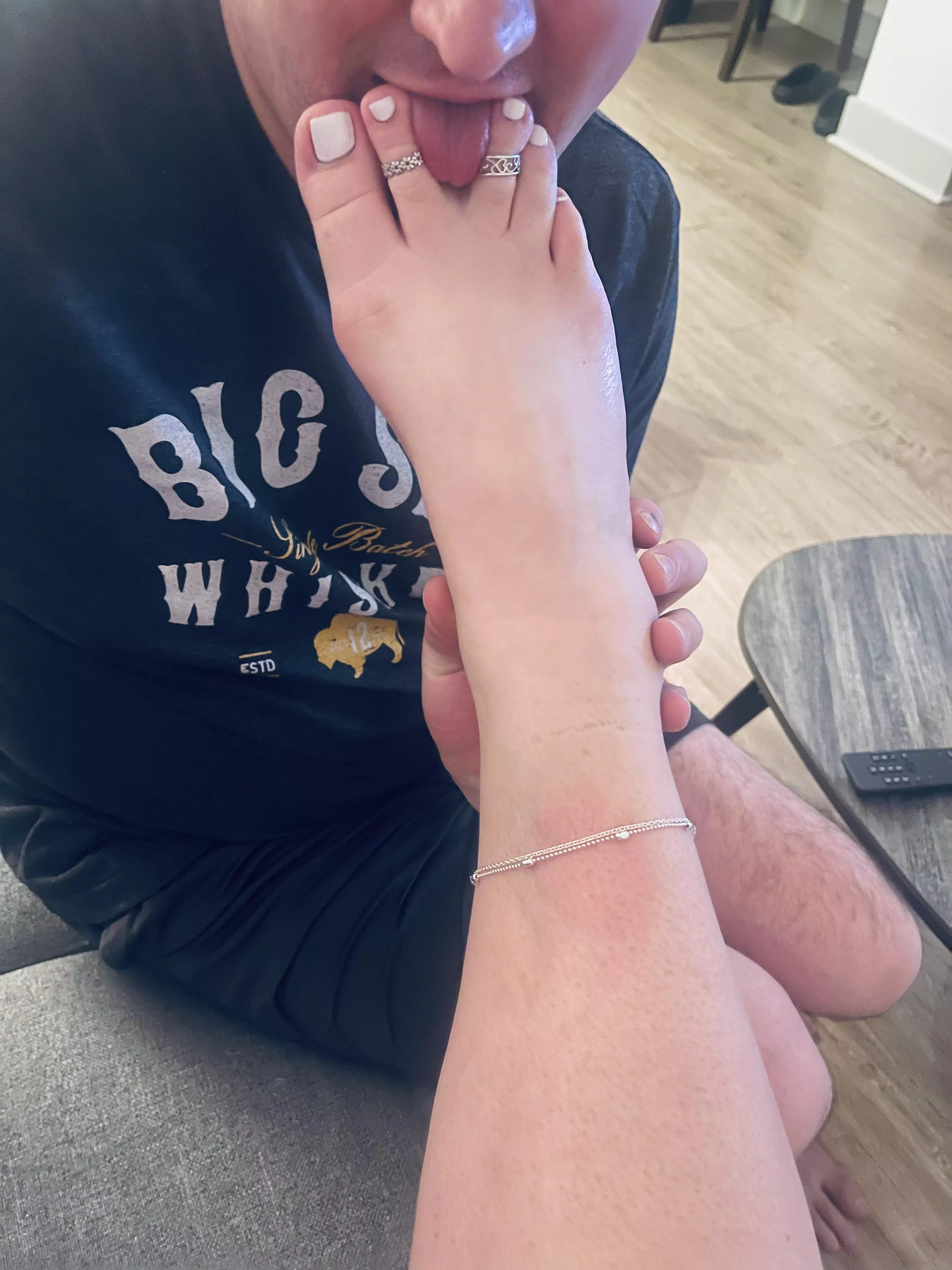 get right in between the toes daddy, thank you