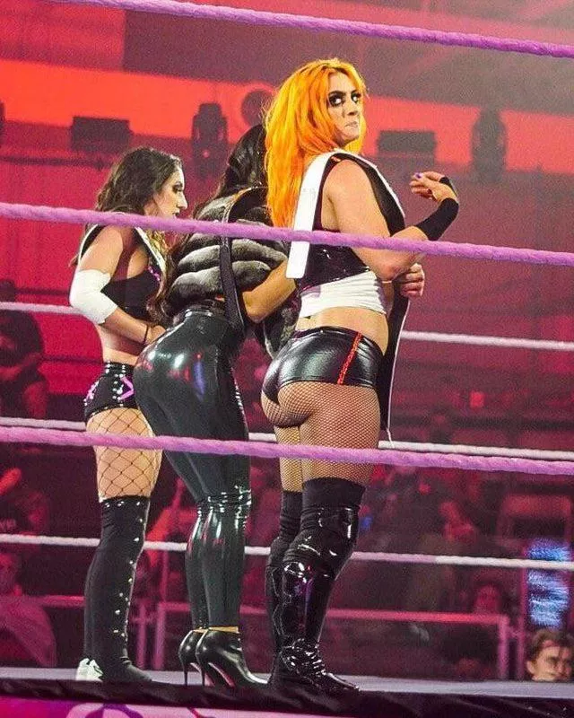 Gigi showin off her amazin ass