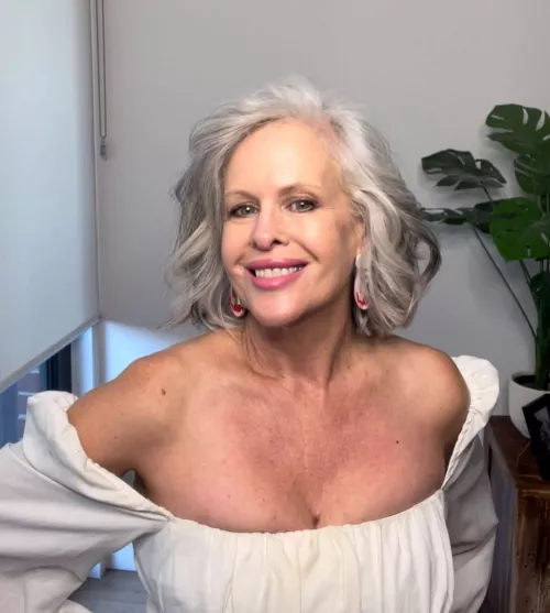 GILF with Flair