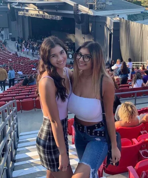 Girl on the right: you could see those all the way from the stage (or from a helicopter overhead). Girl on the left: you could barely see those standing right next to her.