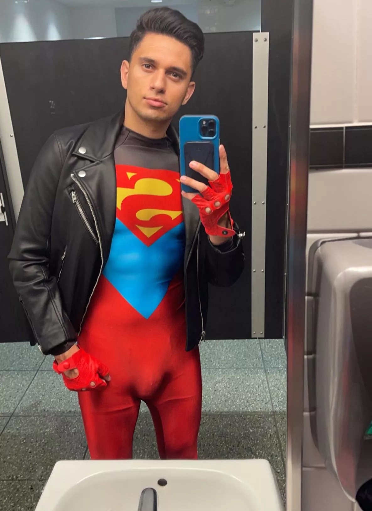 Giving latino 🇨🇴 Superboy. I sewed this costume myself! Should I make more? Giving latino 🇨🇴 Superboy. I sewed this costume myself! Should I make more?