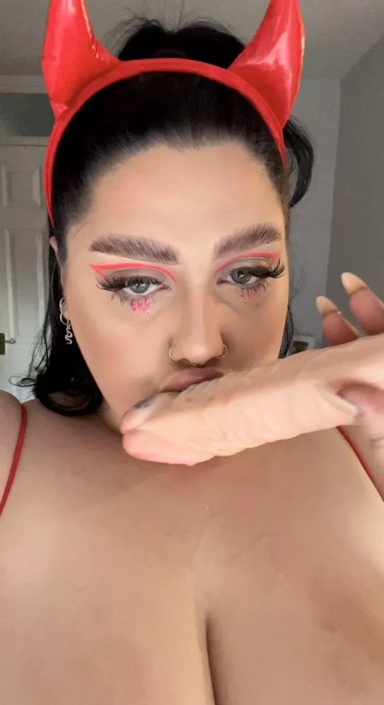 giving my dildo a bj whilst you watch👀💦