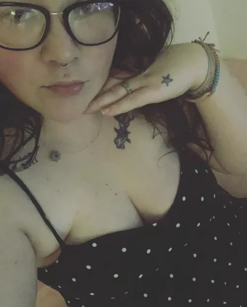 Glasses goth babe 💕