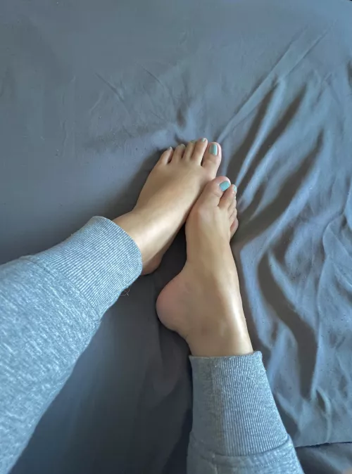 Going barefoot for the first day of spring ☀️🌿