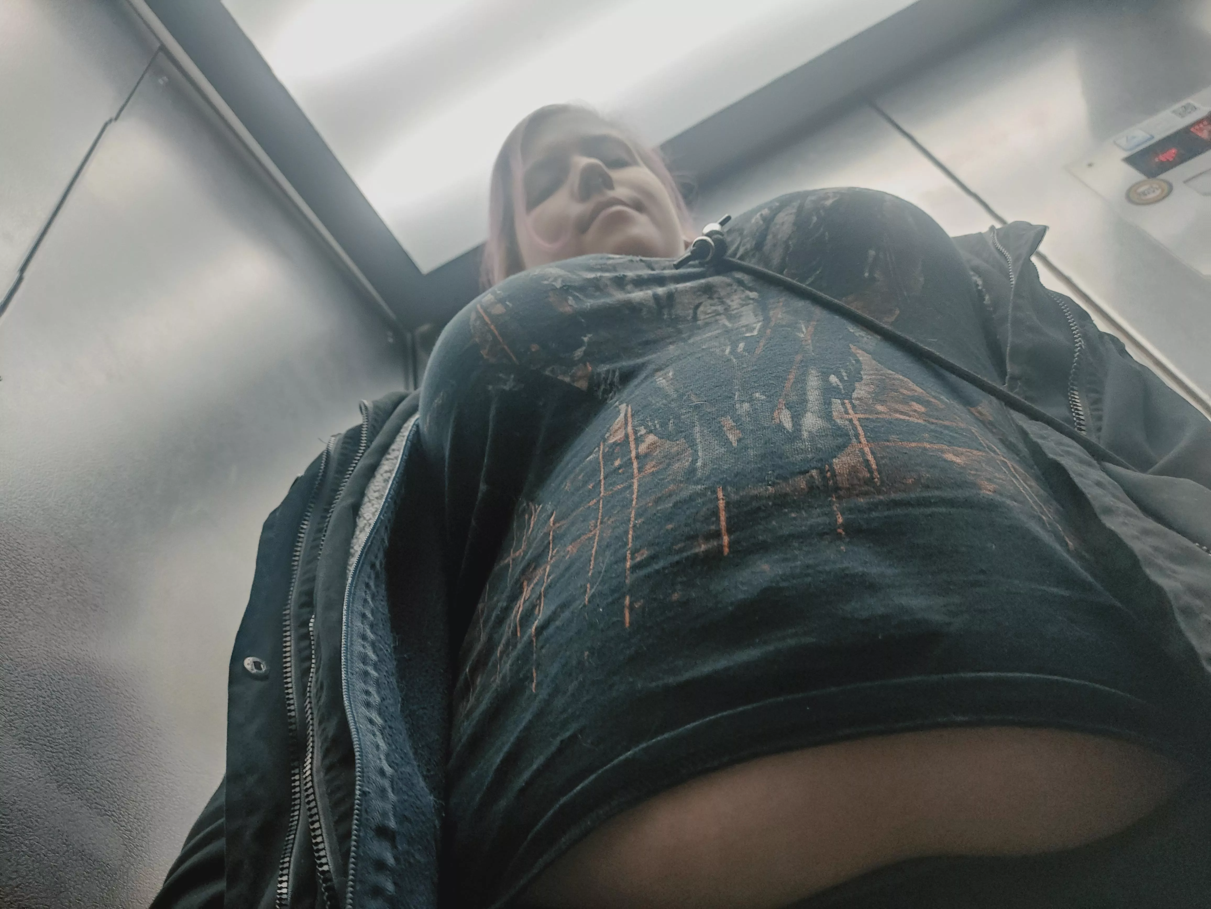 going out after stuffing my shirt 2 sizes smaller💜