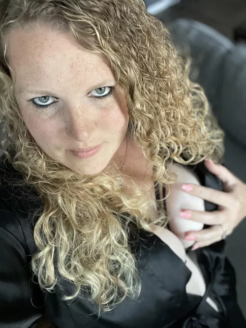 Good morning! Hubby heading out to work all day, what’s a horny housewife to do all day 😘