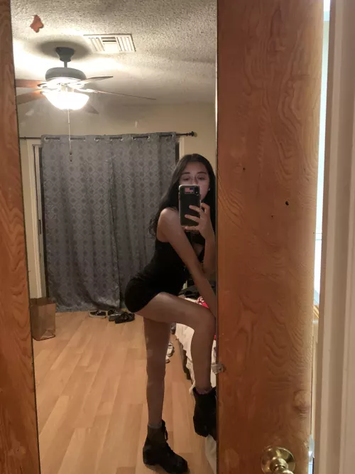 Good Morning im looking to be a cock teasing goddess and make some of dat morning wood bust🤪 Kik nuttondessi69 😈