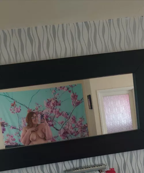 Good Morning Lovelies 😘 I liked the backdrop so much I thought I'd use it again for a picture. Hope your days treat yous well, I'm hoping for a quick day I'm tired again ha