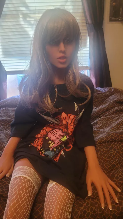 Got my first doll today, she's 125cm, 36kg and was only $275 on ebay. Her joints are set up like a 1/6 Phicen or Jiaou Doll body, her skin was darker than the advertised picture but I'm ok with that. I feel so happy having her