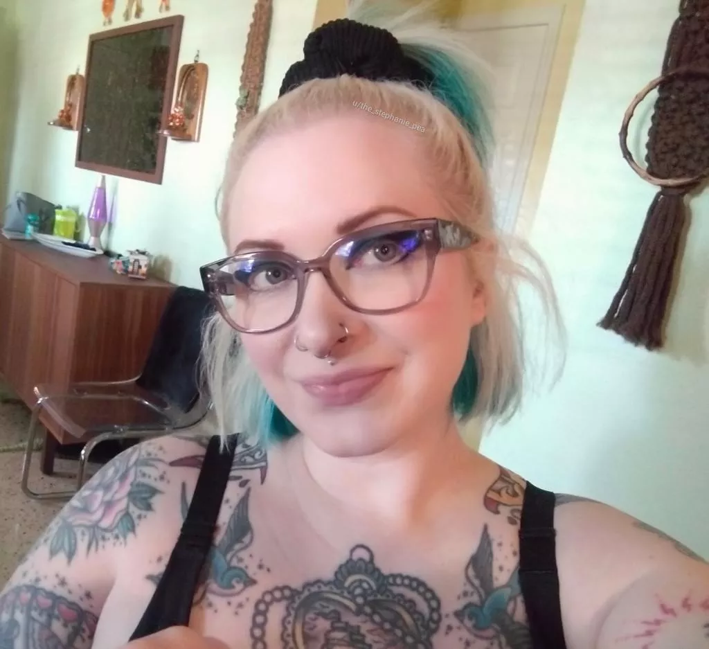 Goths in glasses 🤓