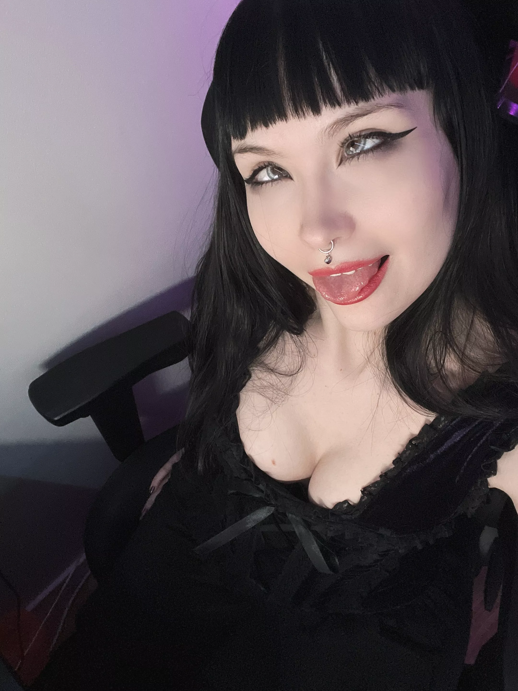 gotta love this corset top 🖤