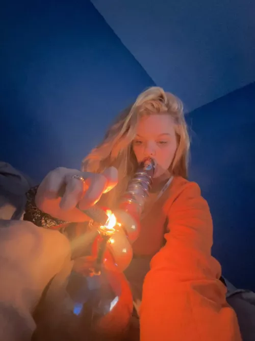 Great day to smoke 💨 21f need girlfriends🥺