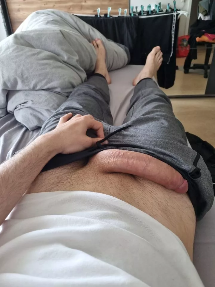 grey sweatpants and a big cock, only u are missing 😉
