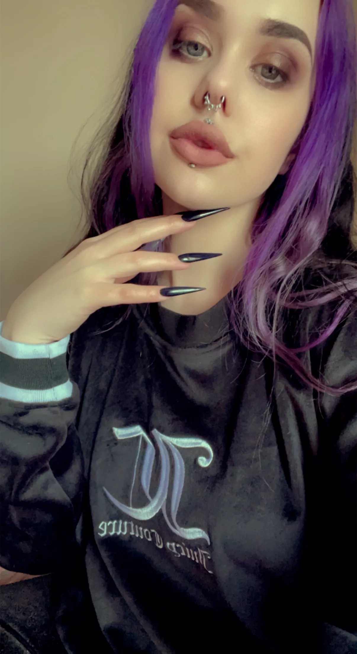 Gripping throats with my long claws like an ungodly creature 🥵 [domme]