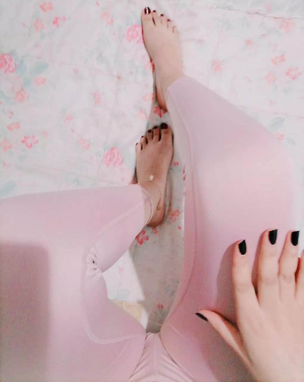 Habibi… do you like my nails 💅🏼!!! [f]