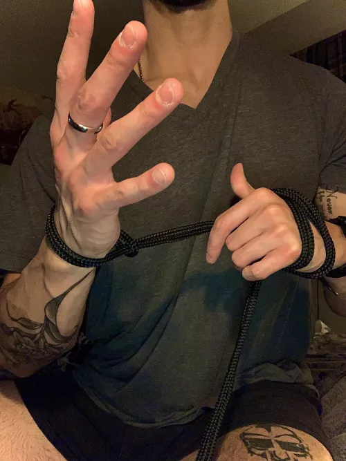 Hands behind your back, please๐