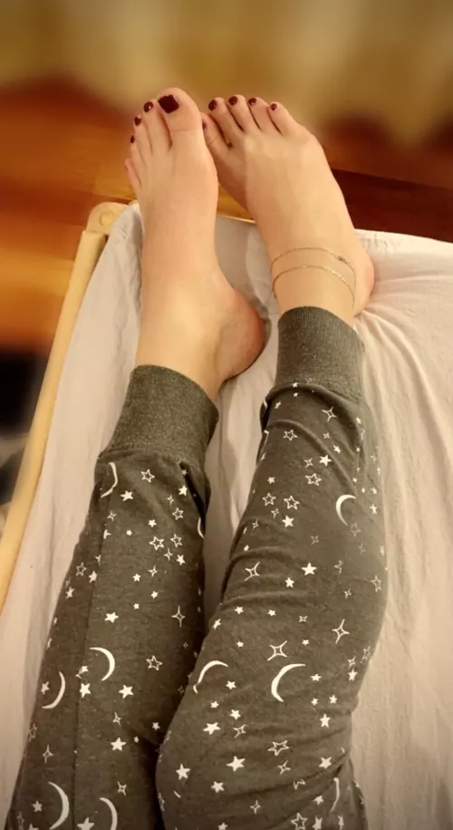 Happy, cozy morning to you. This is how my little feet look when I wake up 🥰 what would you do with them?