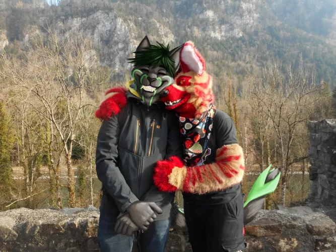 Happy first FursuitFriday of pride month from the yeen and catto whom are very gay for eachother💚❤️🌈 Drawover made by myself!