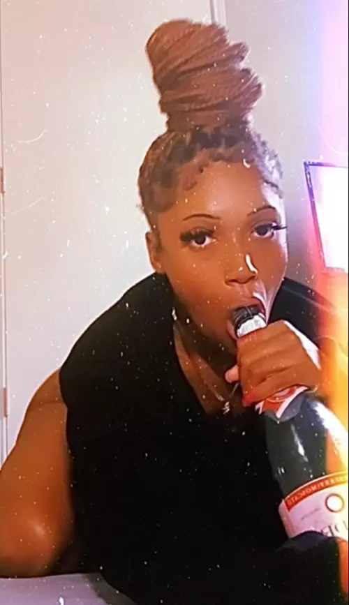 happy Motherβs Day to me just sitting here with a champagne bottle in my mouth wishing it was white cock π₯°π
 KlK// FineAssSub