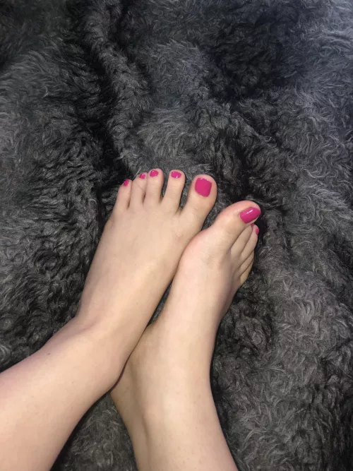 Happy sunday!☀️ Who wants to give my feet some love?❤️