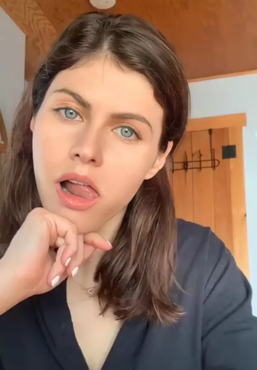 Hard and horny as fuck for her right now…really need a bud to give me milf JOI as Alexandra Daddario
