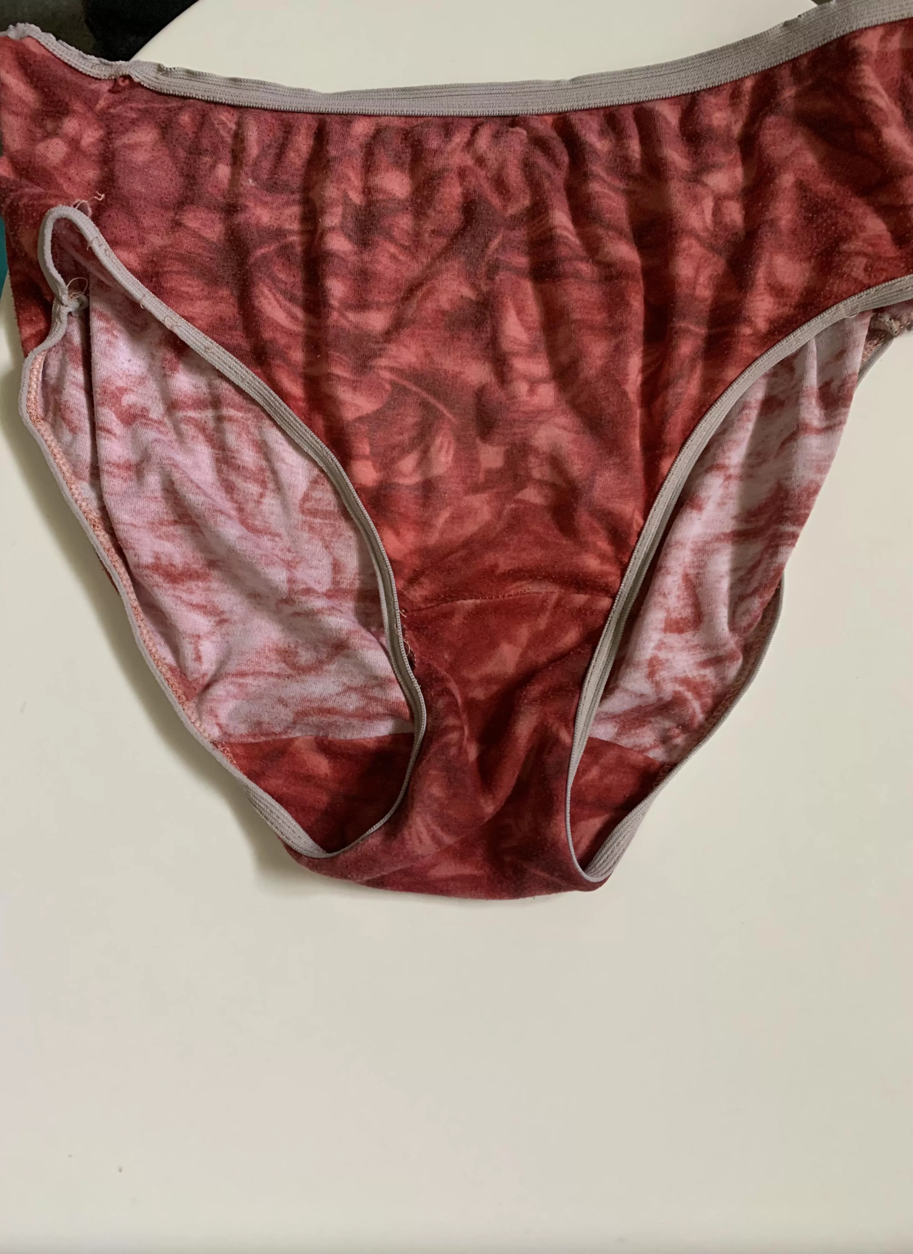 Hate it but I literally can’t not resist the smell of my mom’s female nectar. Gets me rock hard in a second. Smells gorgeous 🥵