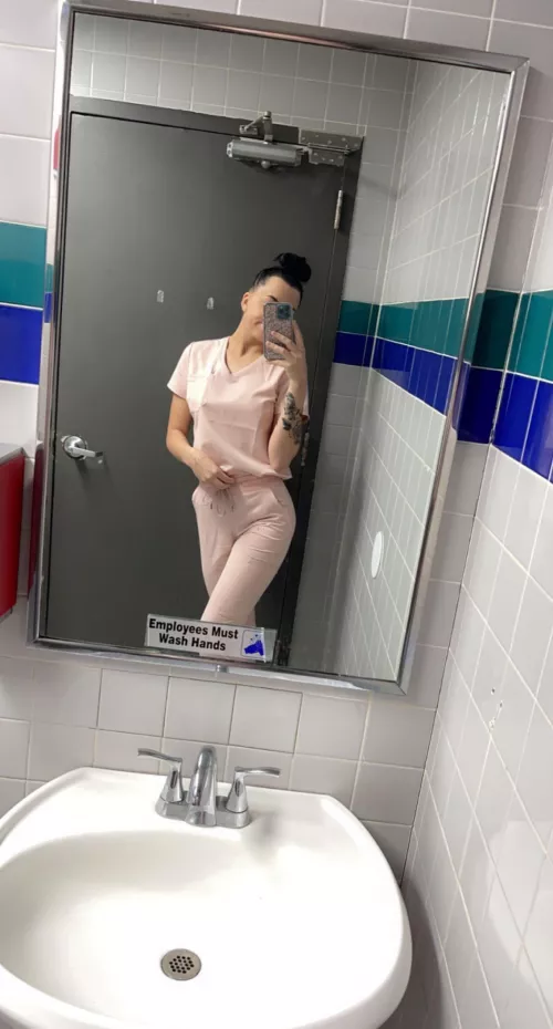 Hate night shifts anybody wanna hmu?