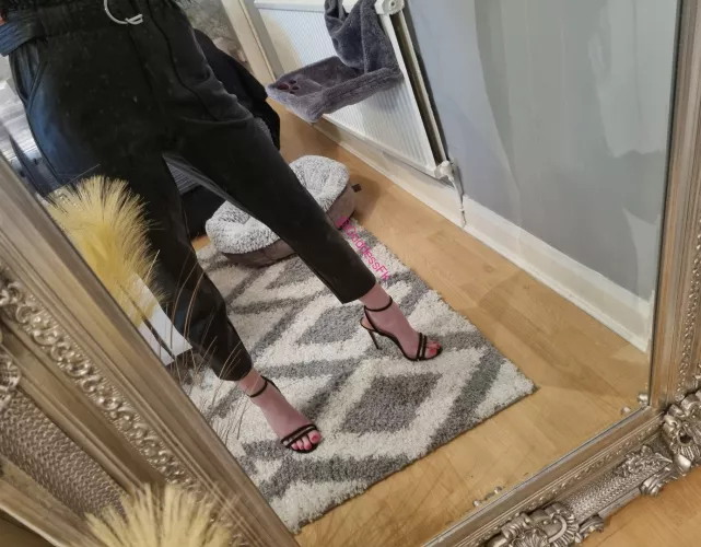 Heels create that vibe 🔥