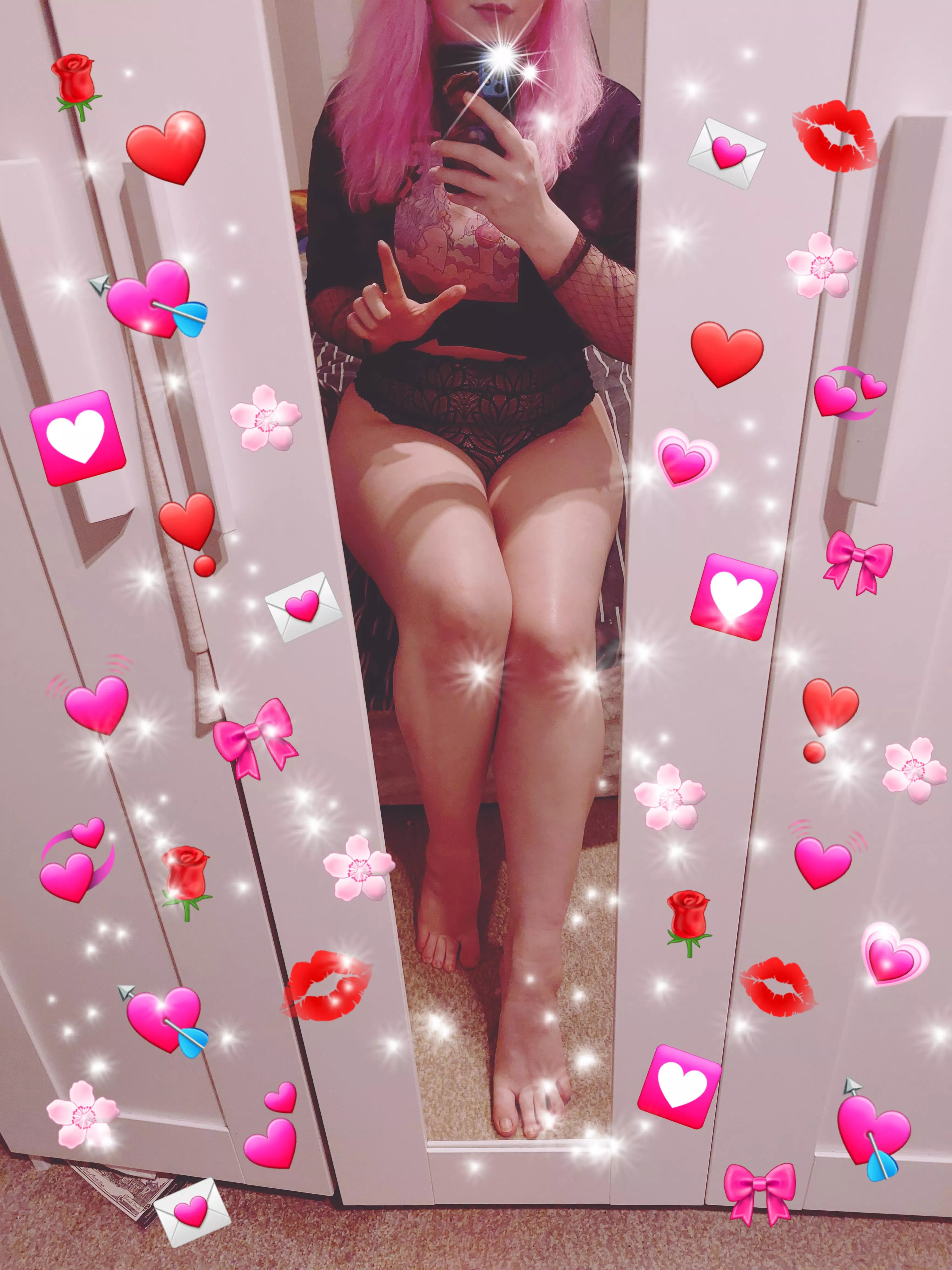 Hello buyers! I'm Emily and I'm 21 years old. I'm currently selling panties and more. I have a sweet scent and take custom requests. My pricing varies from £15+. I take cashapp, PayPal and giftcards! Dm me x