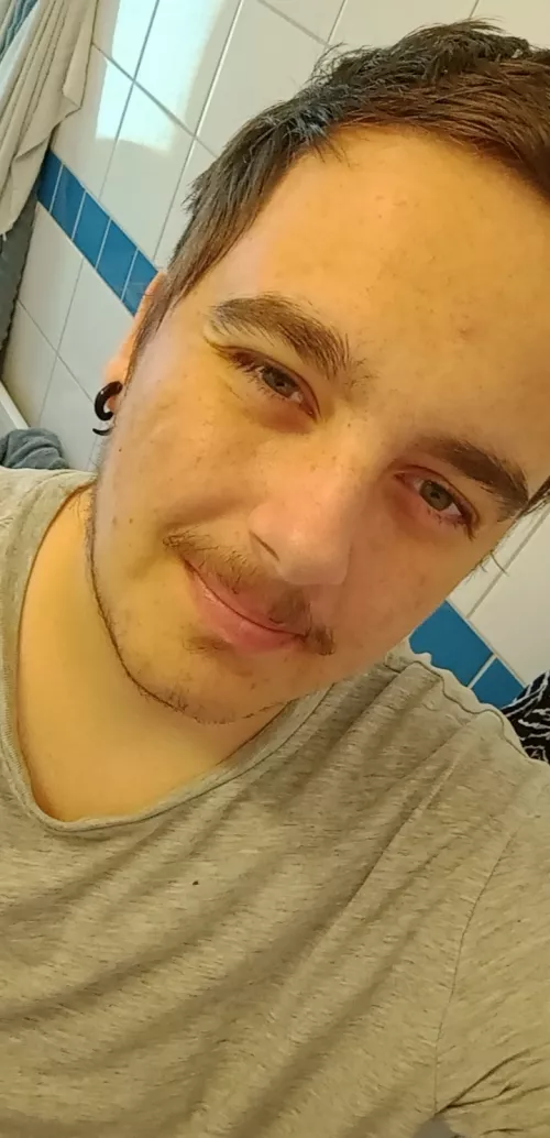 Hello from a singel Fortnite gaymer 😂 anyone wanna play some Fortnite ?( i prefer zero builds)