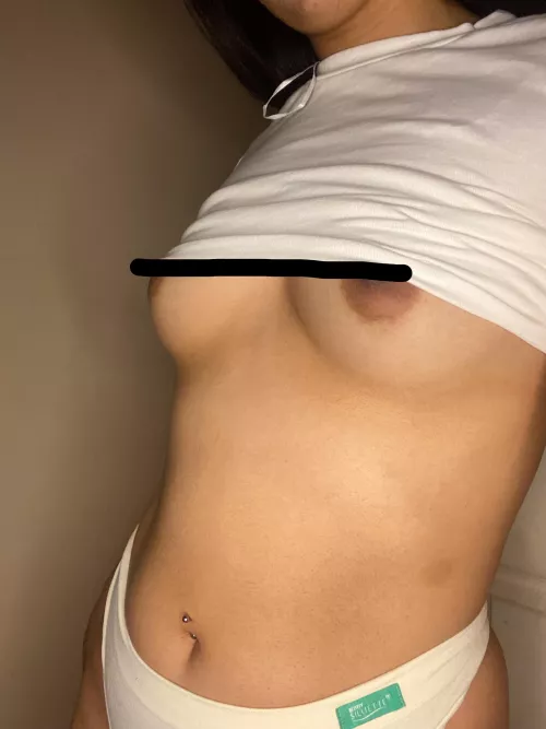 Hello, I'm 18 years old and I would love for us to have a little fun 🥵 and for free