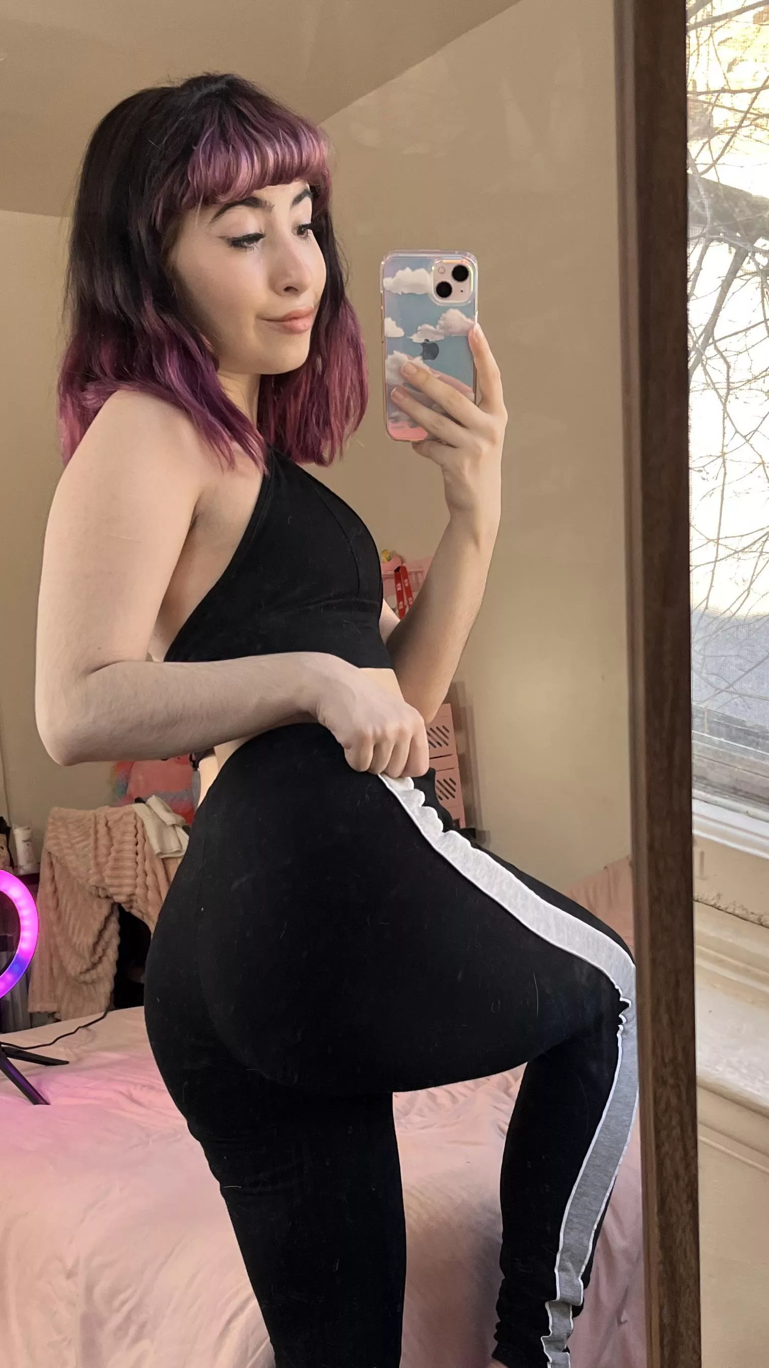 heres my lil butt in yoga pants✌️