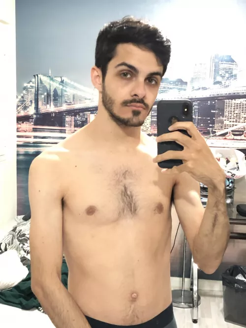 Hey 😊 23 years old here, anyone likes slim guys?