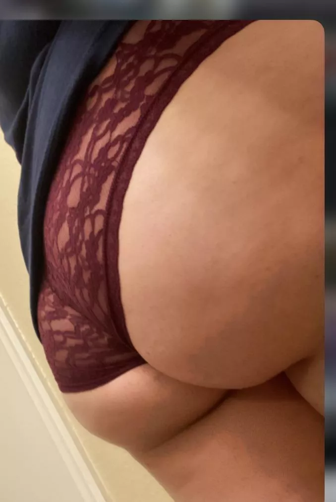 Hey babies, I’m taking custom orders and requests at my shop/chat..Anything ranging between $20 extended wear or $35 mix and match.. Special requests are highly appreciated (they’re my favorite) let’s chat about what YOU like and how I can take car