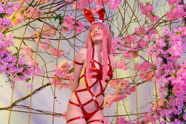 Hey, Darling! Do you like my new suit? | Zero Two cosplay by Murrning_Glow