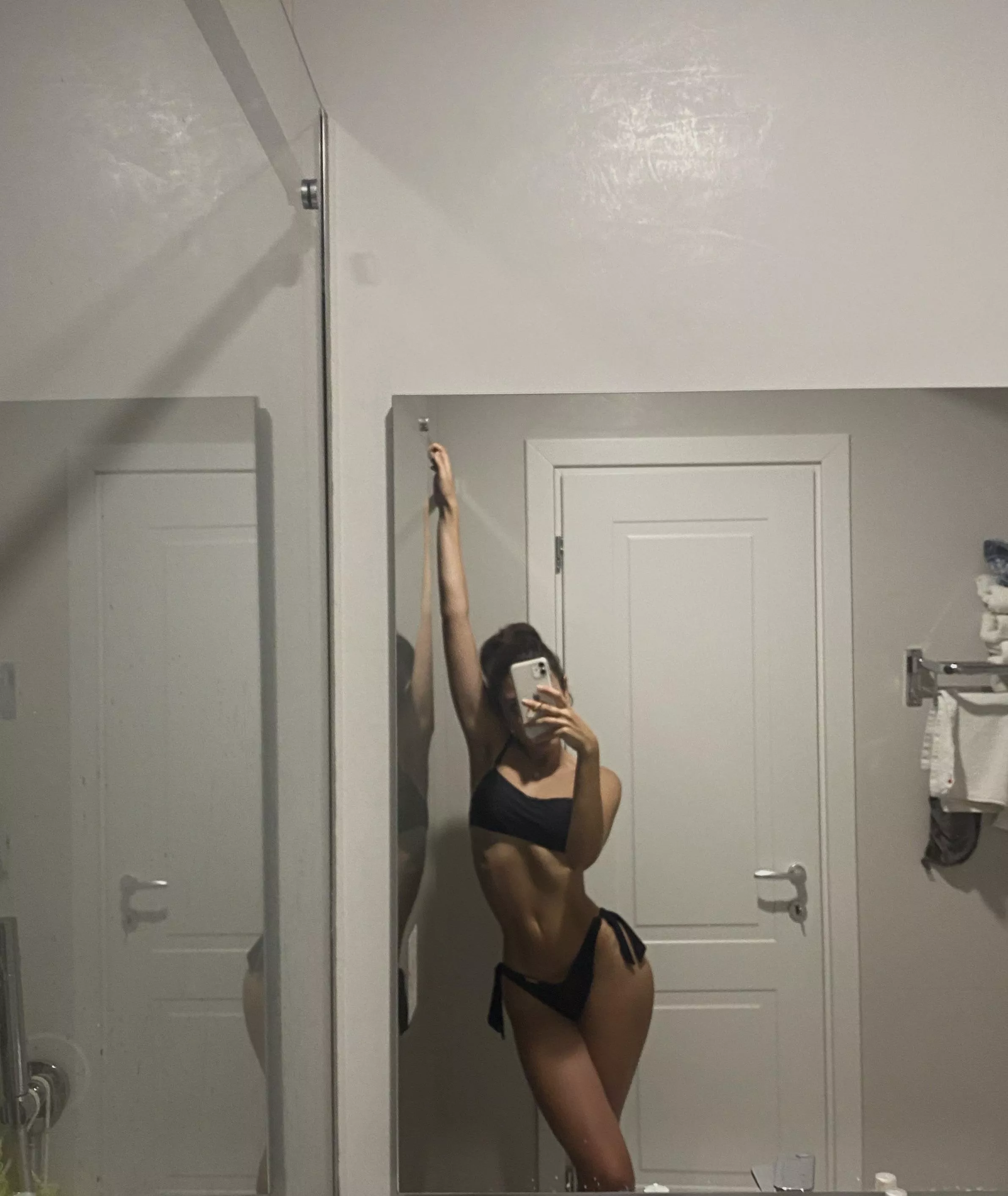 Hey guys, do you think this bikini looks good on me?😉💖