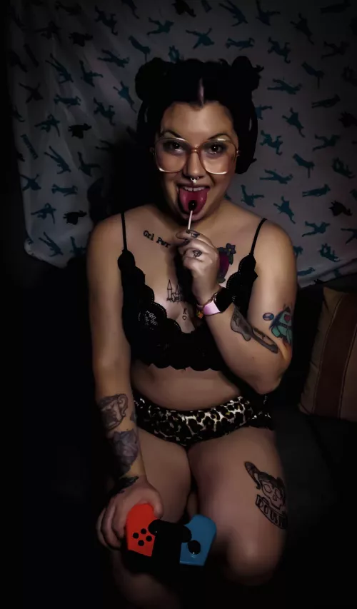 Hey! Im Frankie and I want to have some fun with you. Im active all day for sexting, lives, or anything else you might be interested in 💋🍭 cute girl Next door