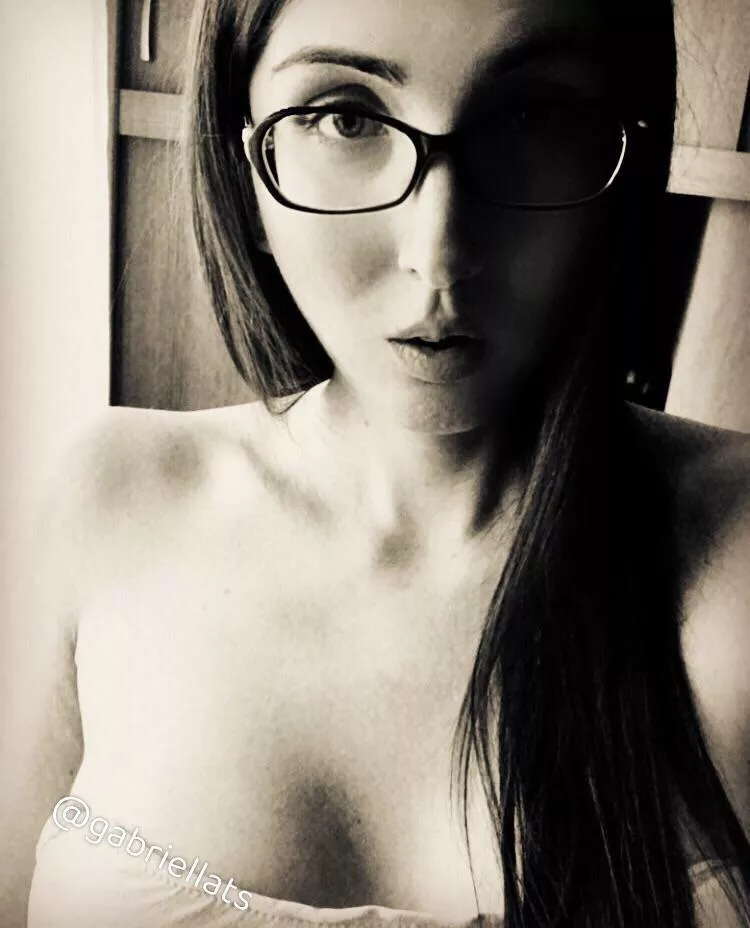 Hey.. think I’m pretty? Be honest.. 🫦