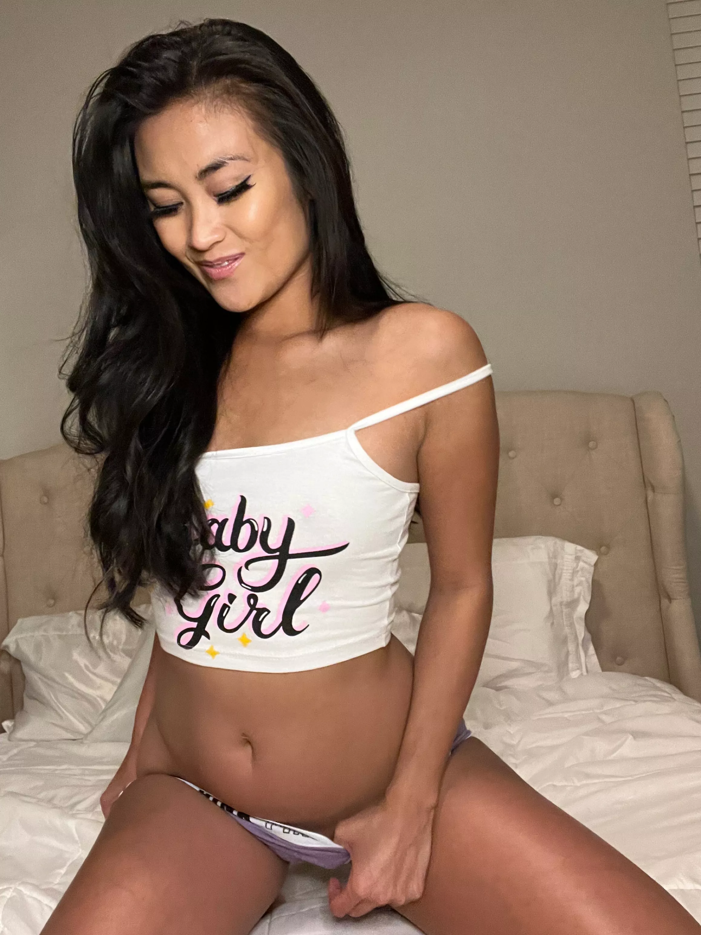 Hi Babe lets make your cock hard now.😜😈