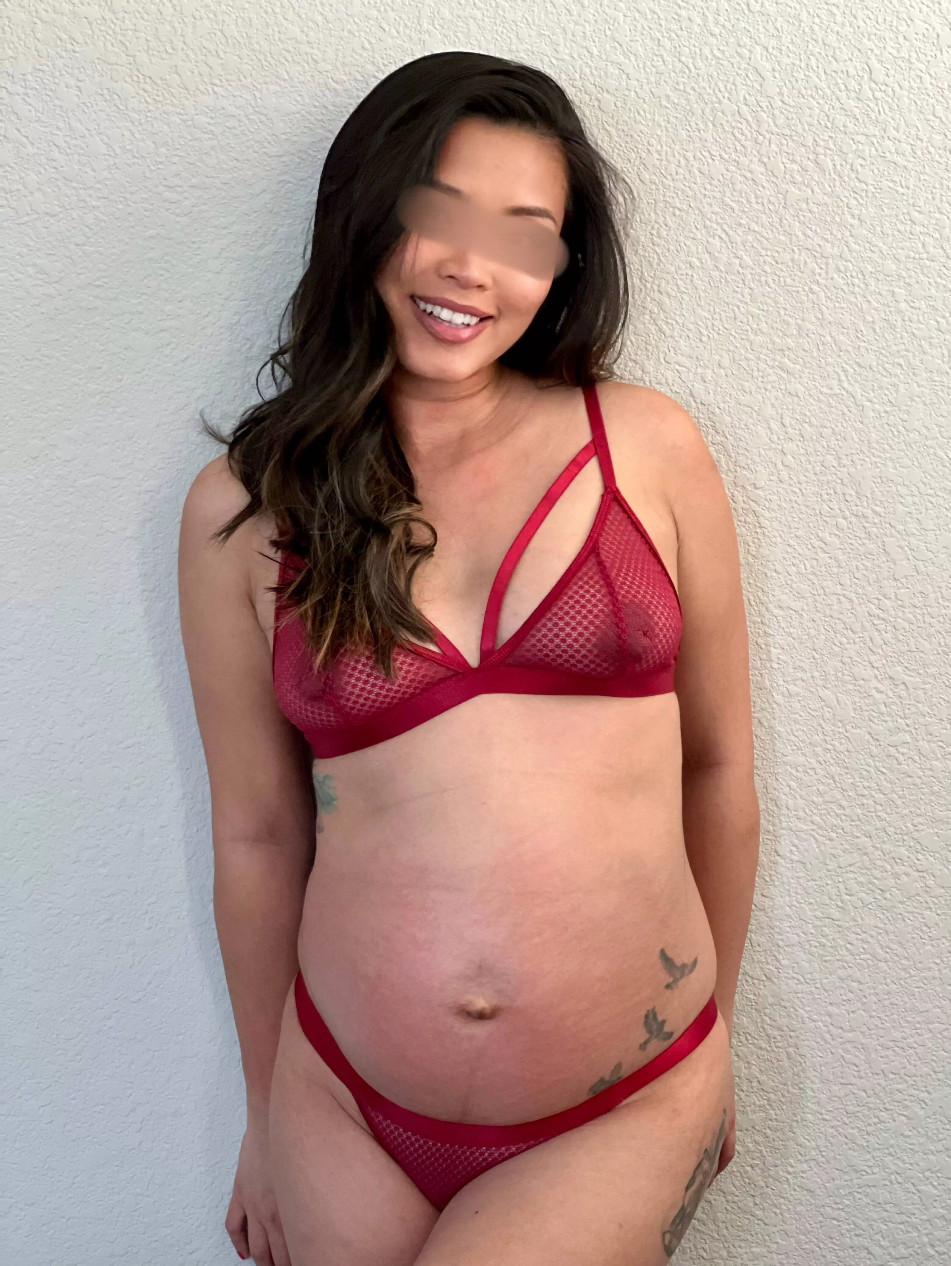 Hi everyone! How’s my belly looking? Getting bigger by the day, along with my boobies. 😋