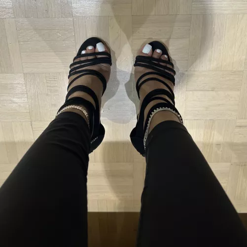Hi I'm Tasha, I'm new 🤗 tell me why you think in the comments! 👣👠🦶🏽