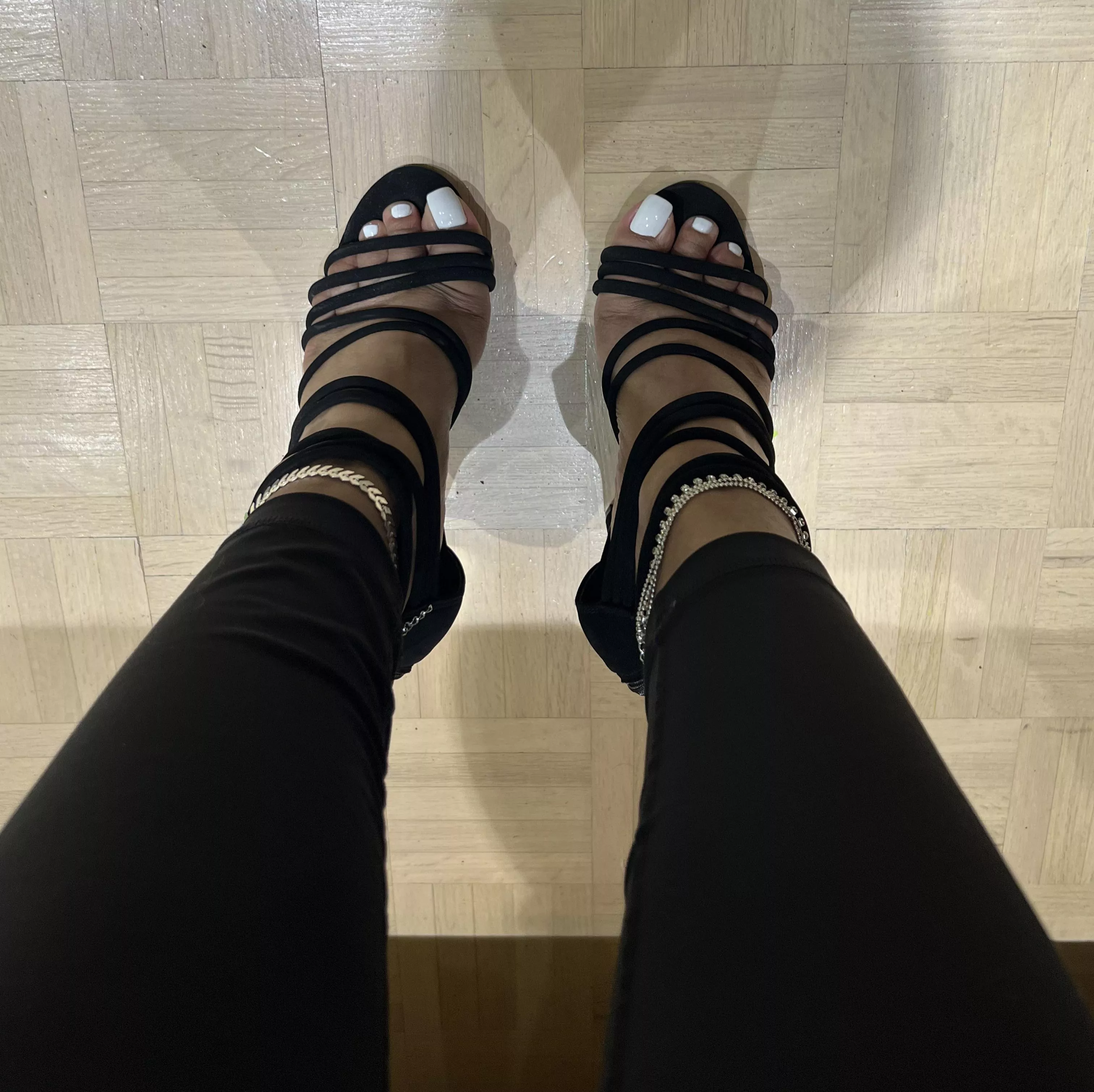 Hi I'm Tasha, I'm new 🤗 tell me why you think in the comments! 👣👠🦶🏽