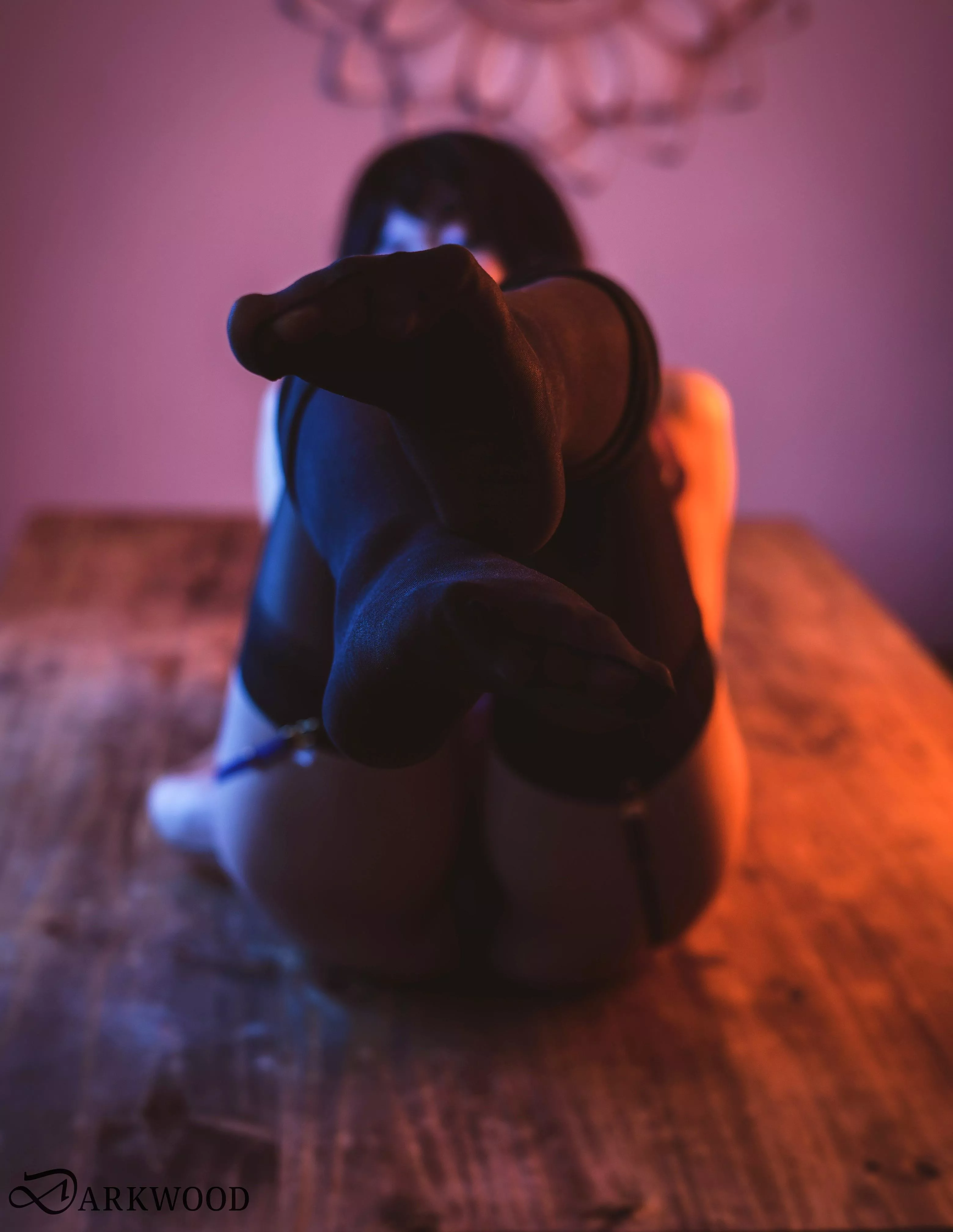 hi, let’s play footsies :)