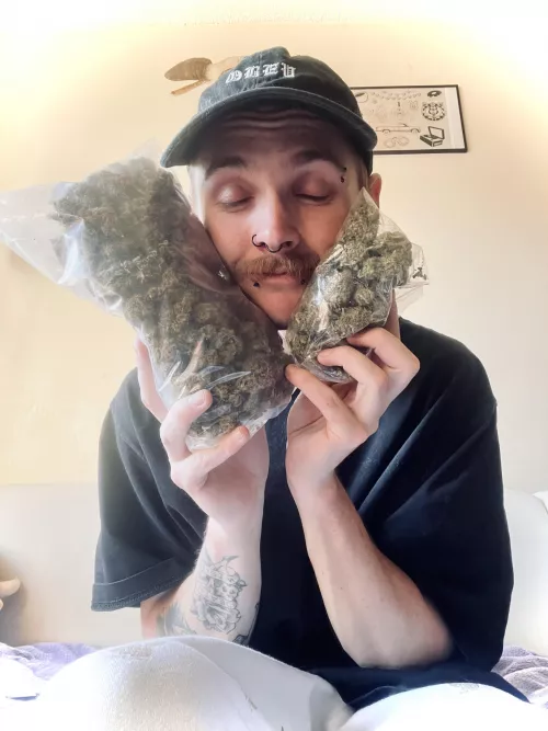 Hiii💕 26 6.4” stoner trying to make some people smile🍀