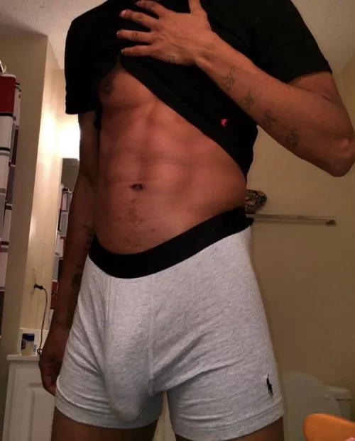 Hmu I’m 19 6’4 I do boxing and play basketball and my dick is big black and 10in long